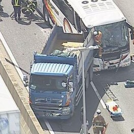 【事故】「運転手が挟まれています」と通報　落下物で減速したトラックに高速バスが突っ込んだか　阪神高速湾岸線